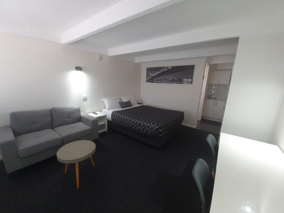 ويست وايالونج Charles Sturt Motor Inn المظهر الخارجي الصورة